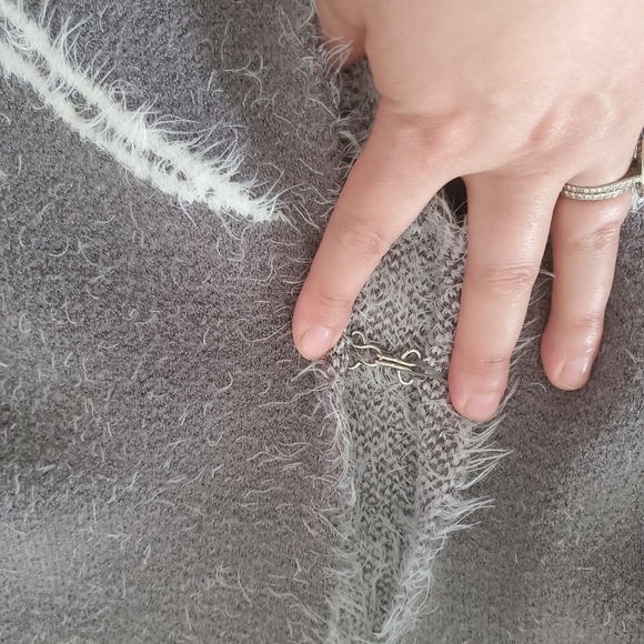 Laura Grey and White Sweater with Filigree Inspired Design Size Medium - Picture 7 of 13